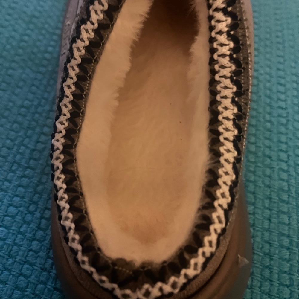 Warm & Cozy Hello Kitty Gray Slippers - Picture 6 of 7